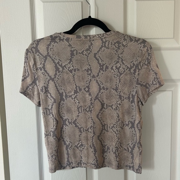 Aritzia Babaton tan snake tee crop top size s - Picture 5 of 5